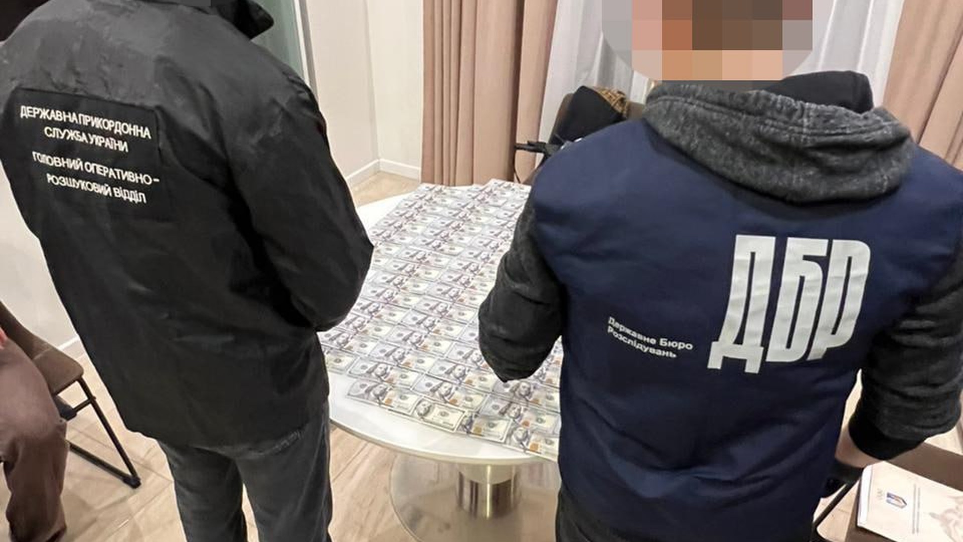 Митник і прикордонник на Львівщині переправляли чоловіків за кордон за чужими паспортами — серед документів був паспорт померлого