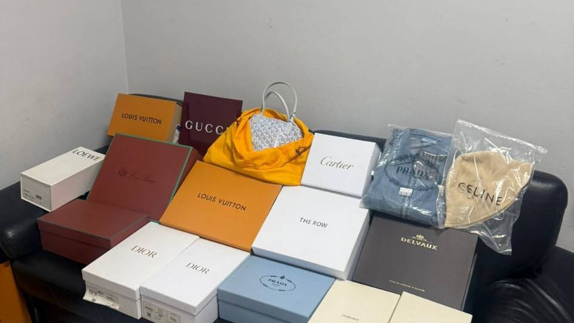 Брендові коробки та аксесуари Louis Vuitton, Gucci, Dior, Prada, Cartier, вилучені митниками на кордоні з Польщею на пунктах пропуску Шегині та Краківець