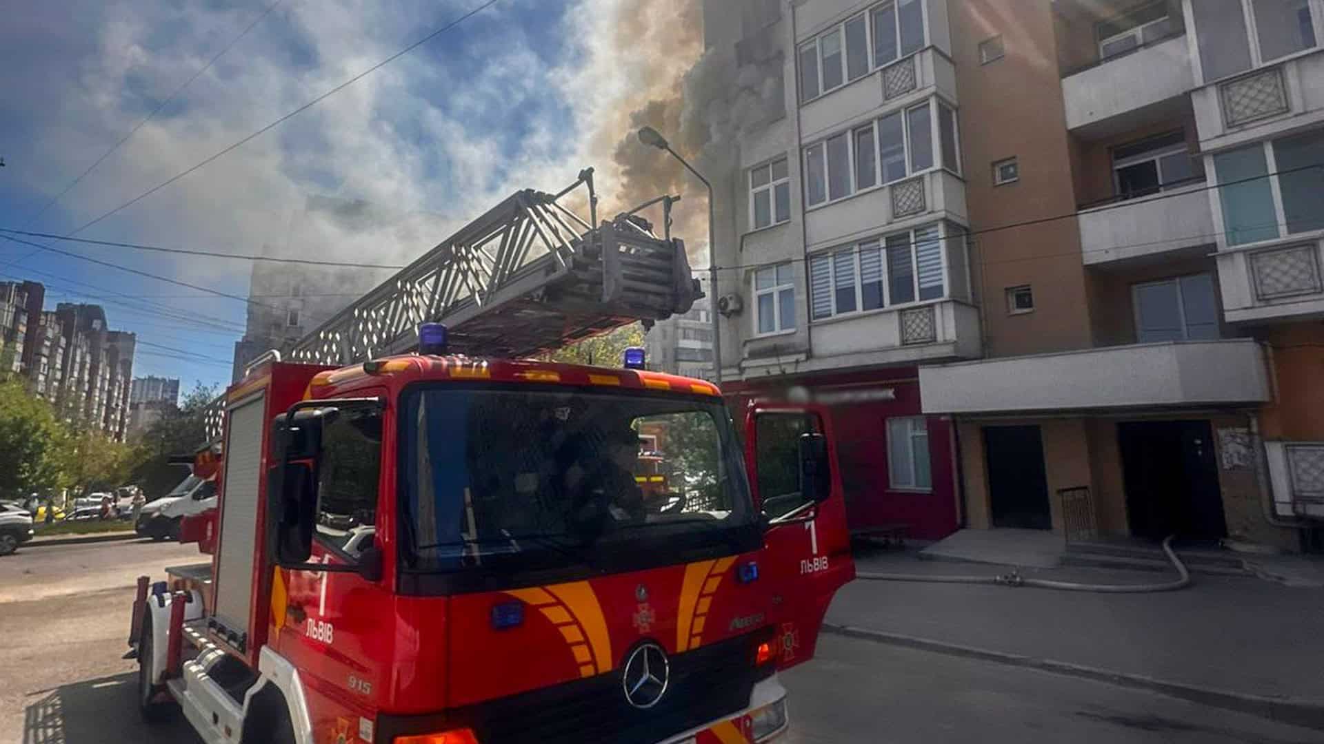 Рятувальники ДСНС Львівщини гасять пожежу в екосистемі — ілюстративне фото до новини про пожежу