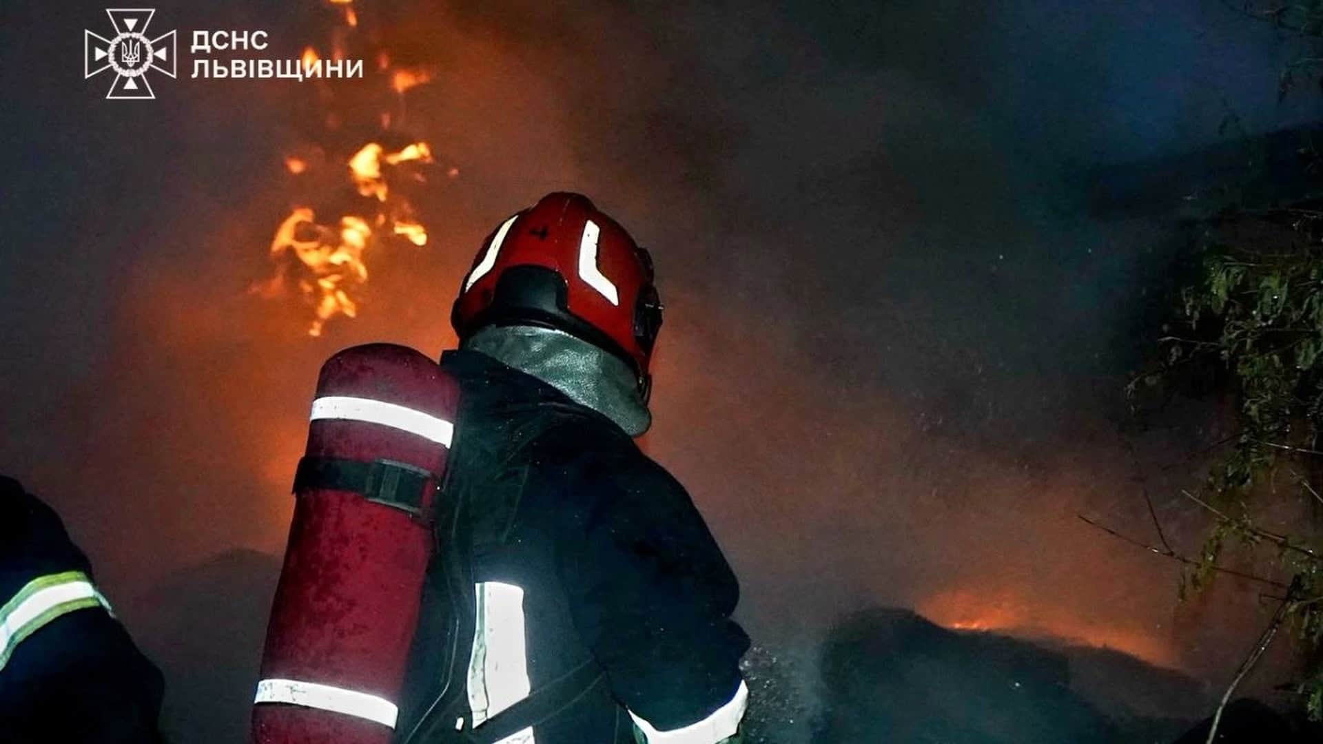 Рятувальники ДСНС Львівщини гасять пожежу на торфовищі — ілюстративне фото до новини про пожежу