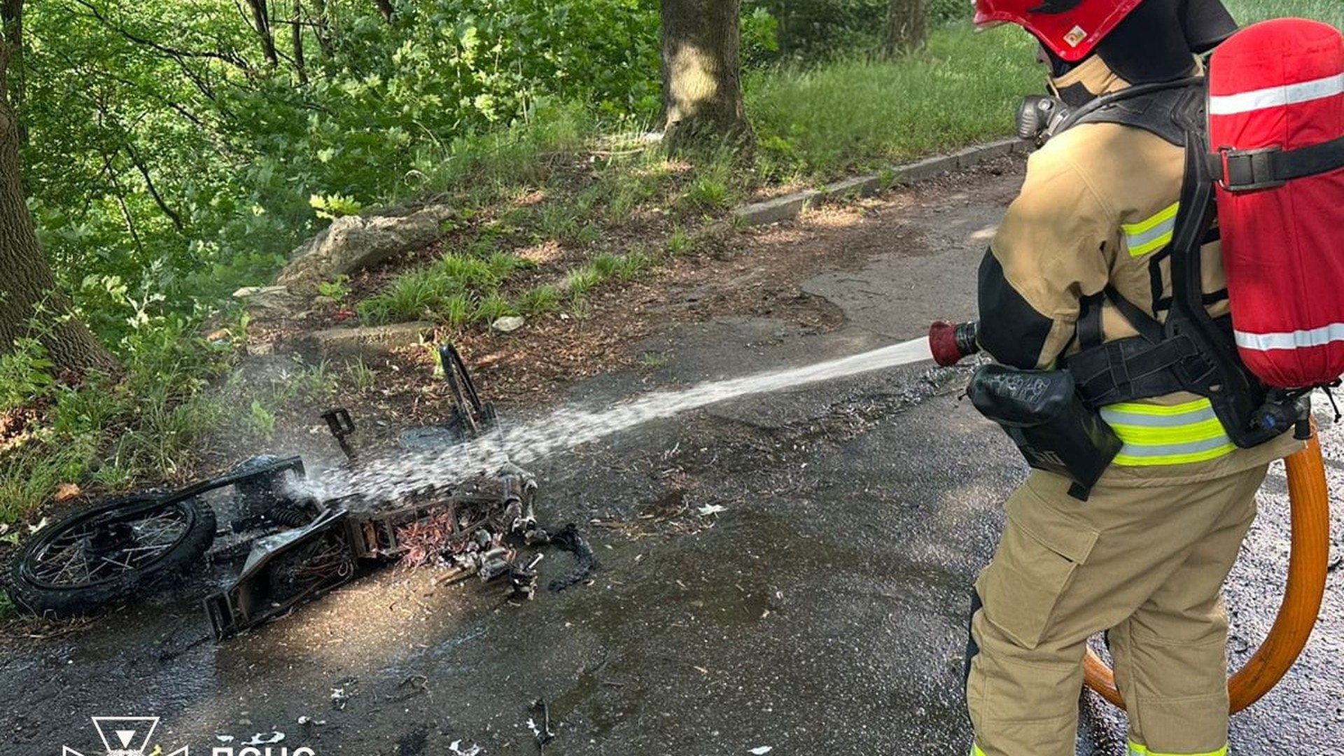 Вогнеборці ліквідують пожежу електровелосипеда на вулиці Кримській у Львові — займання охопило весь транспортний засіб