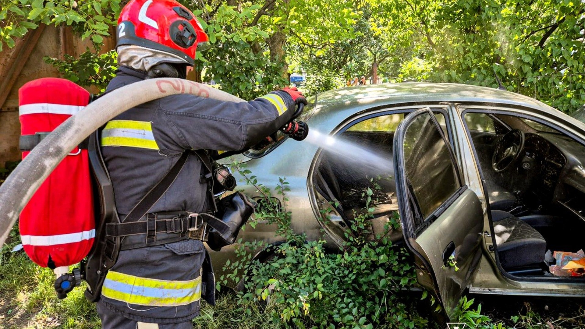 Рятувальники гасять пожежу в автомобілі на вулиці Широкій у Львові 16 червня, постраждалих немає