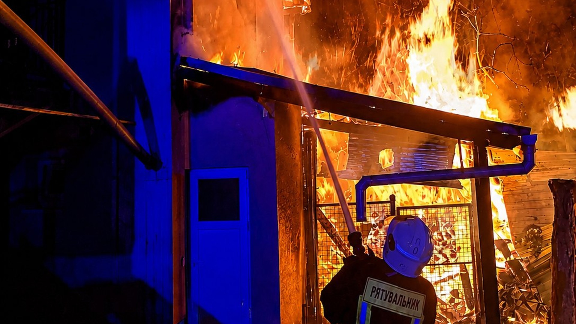 Рятувальники гасять пожежу в житловому будинку в місті Миколаїв Стрийського району вночі 20 червня, задіяно 8 осіб і 2 одиниці техніки
