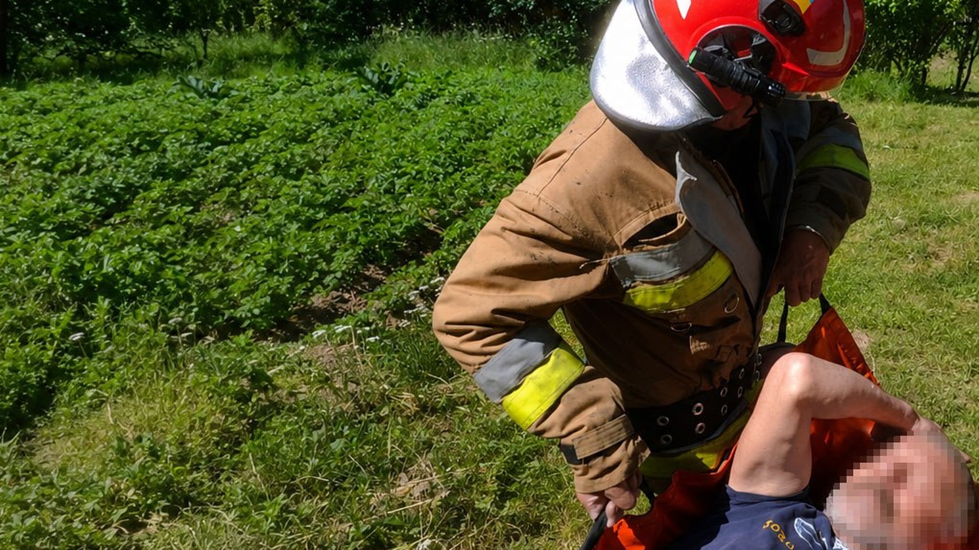 Рятувальники ДСНС транспортують у спеціальному гамаку 55-річного чоловіка з інфарктом з гір поблизу Славська