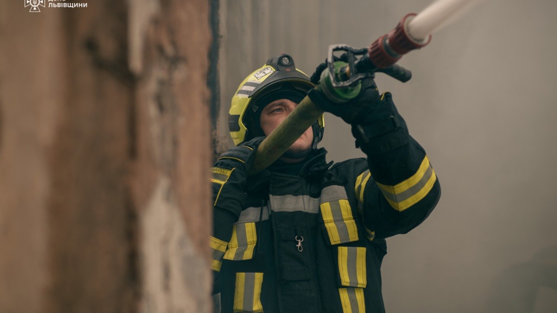 Рятувальники ДСНС гасять пожежу в екосистемі на Львівщині, за добу сталося 36 загорянь, одна людина загинула