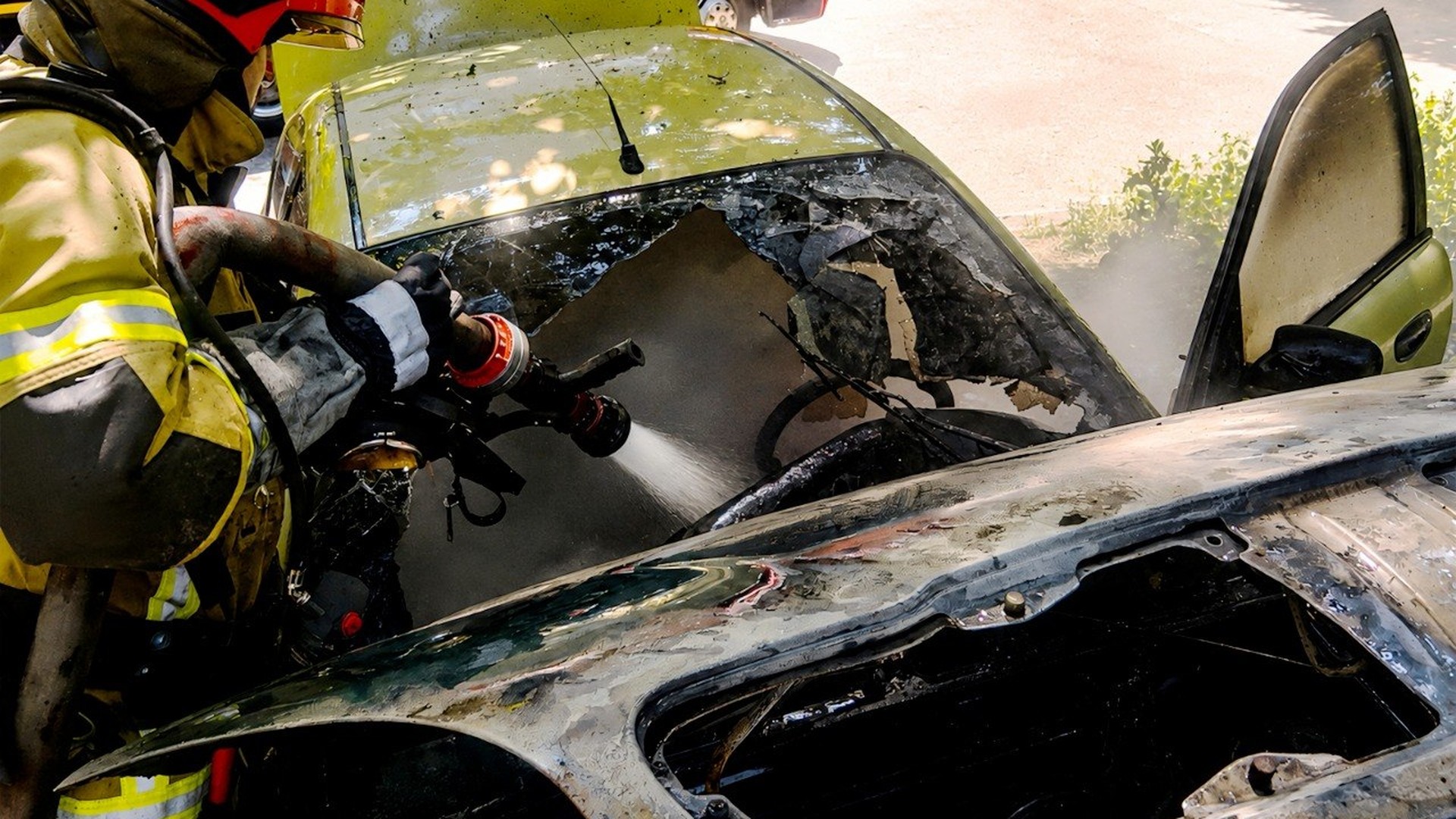 Рятувальники гасять пожежу автомобіля Daewoo Sens на вулиці Роксоляни у Львові 30 червня, постраждалих немає
