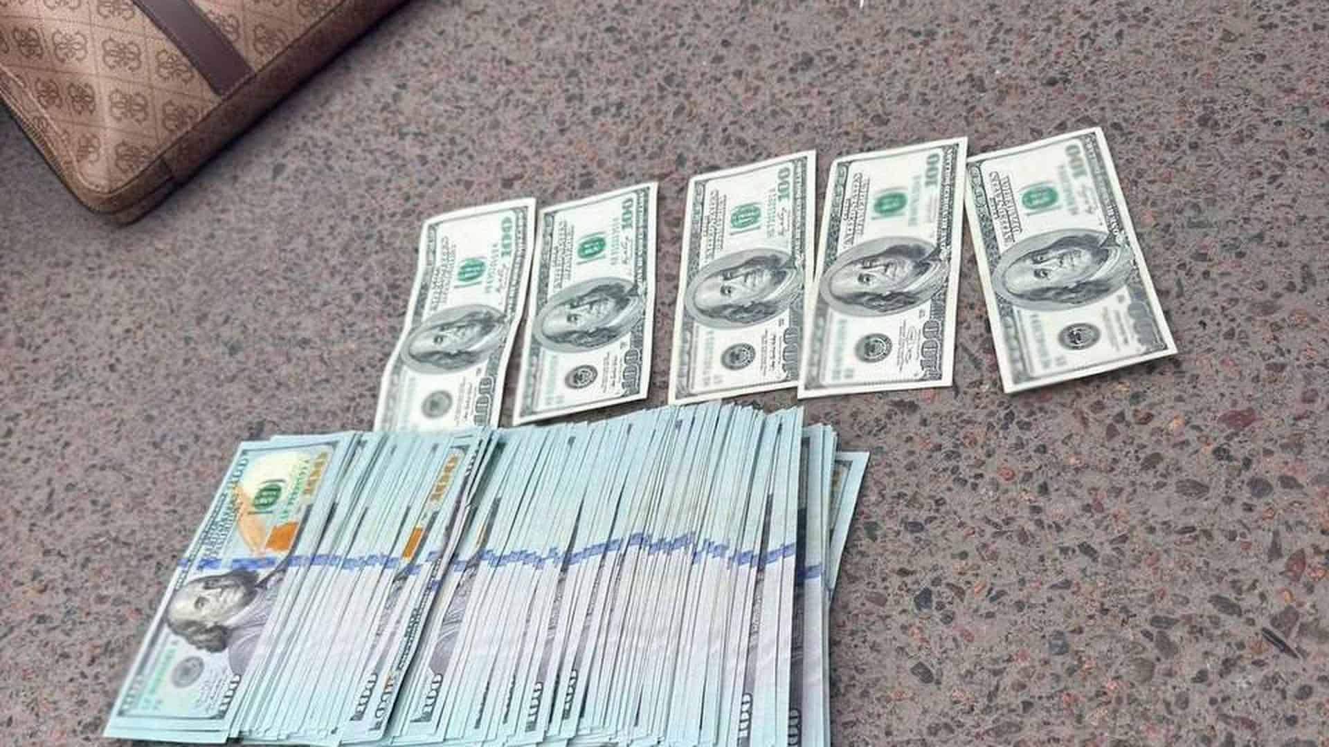 Корупційні гроші та документи з печаткою — ілюстративне фото до матеріалу про декларацію депутата ЛМР Кошулинського та готівку
