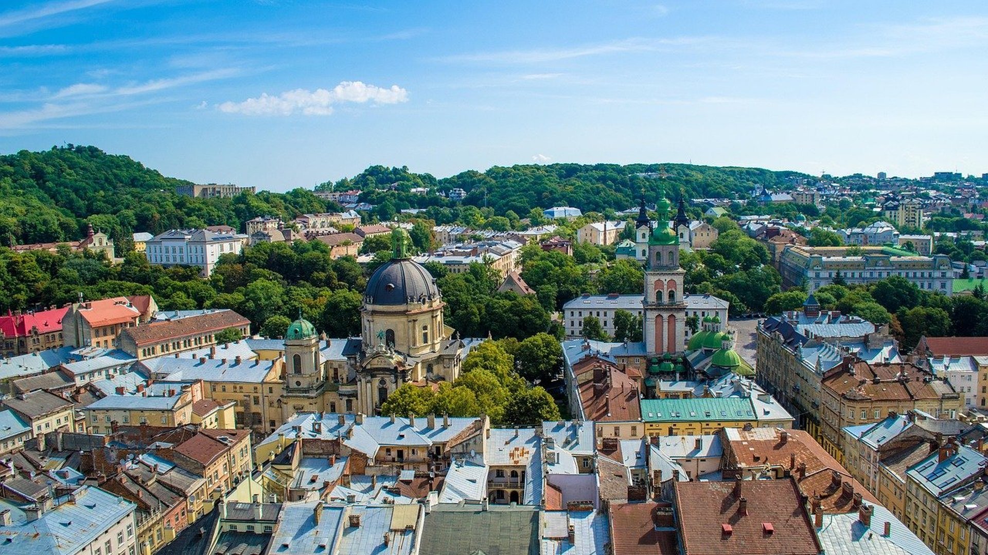 Панорама центру Львова, вежі старого міста, ілюстративне фото