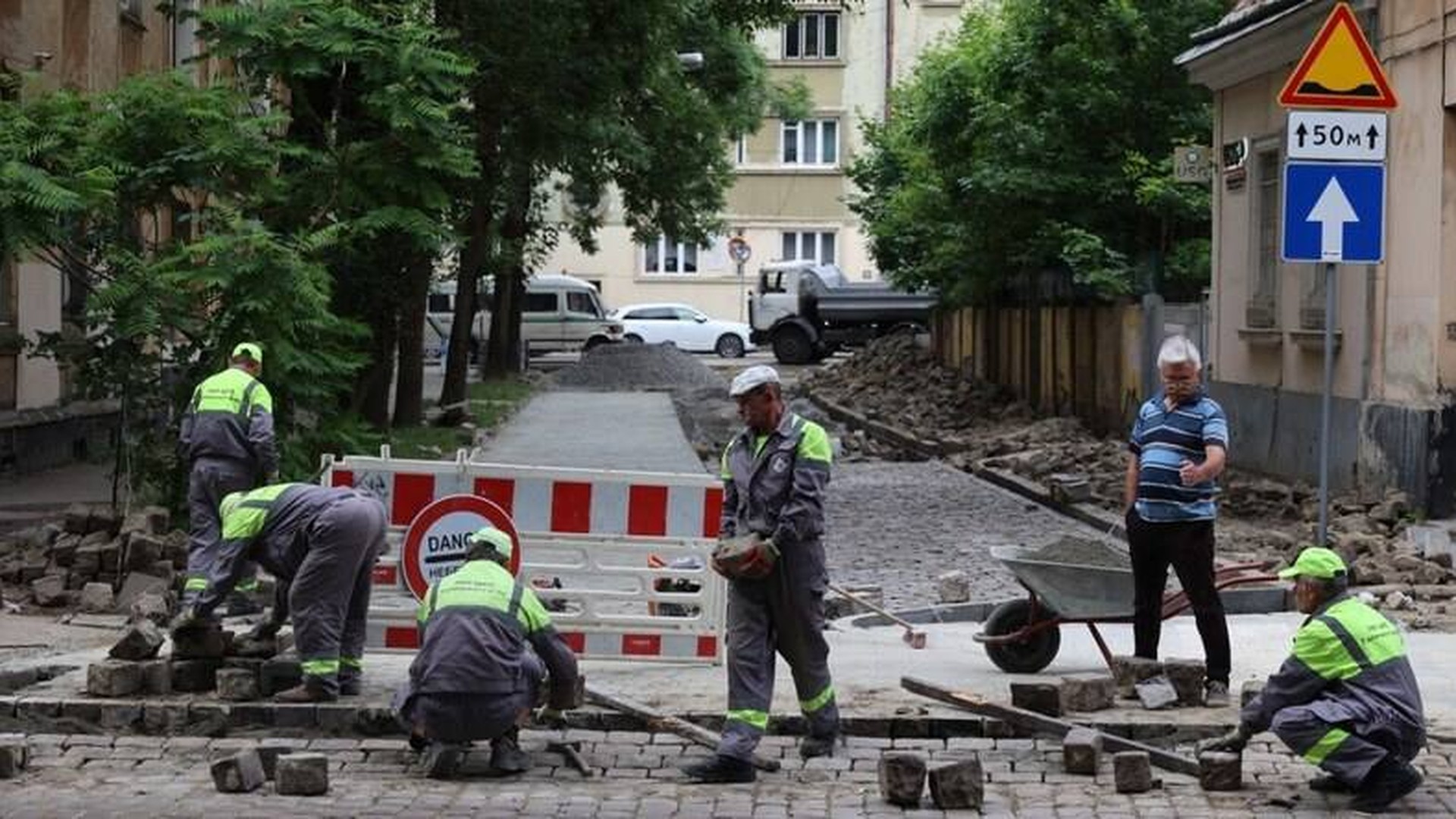 Укладання бруківки на вулиці Грецькій у Львові під час ремонту дороги та тротуарів, червень 2026 року