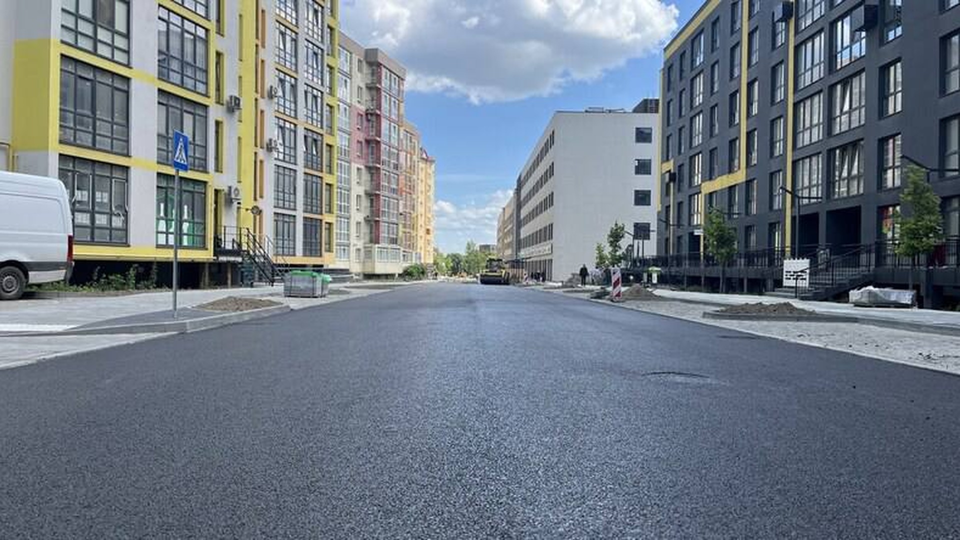 Укладання верхнього шару асфальту на вулиці Залізничній у Львові, 20 працівників та 16 одиниць техніки