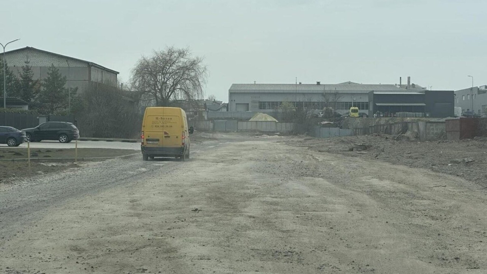 Ремонт вулиці Конюшинної у Залізничному районі Львова: укладання асфальту від будинку №19 до межі міста
