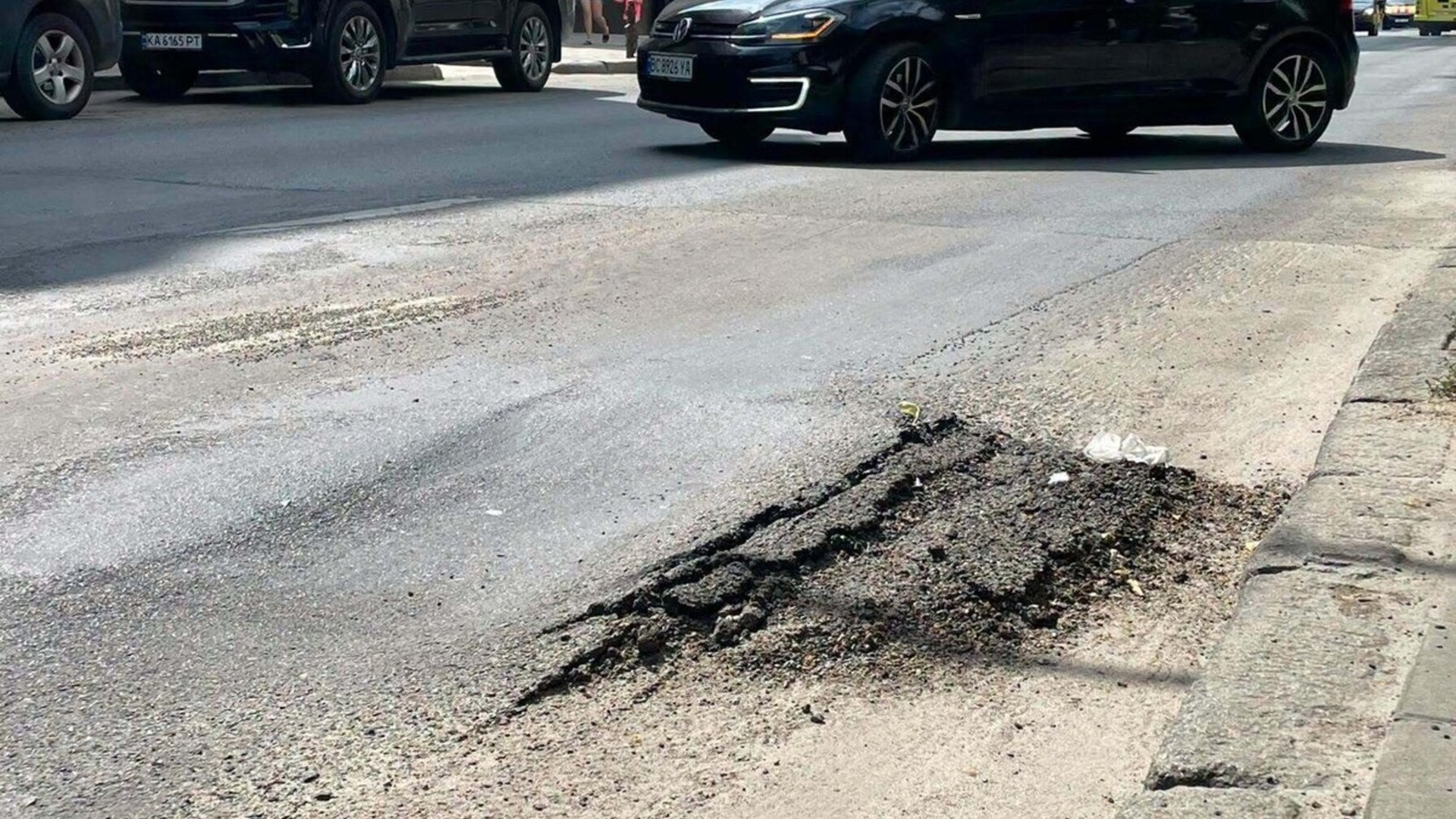 Ремонт дорожнього покриття на вулиці Зеленій у Львові — фрезерування та асфальтування аварійних ділянок протягом двох днів