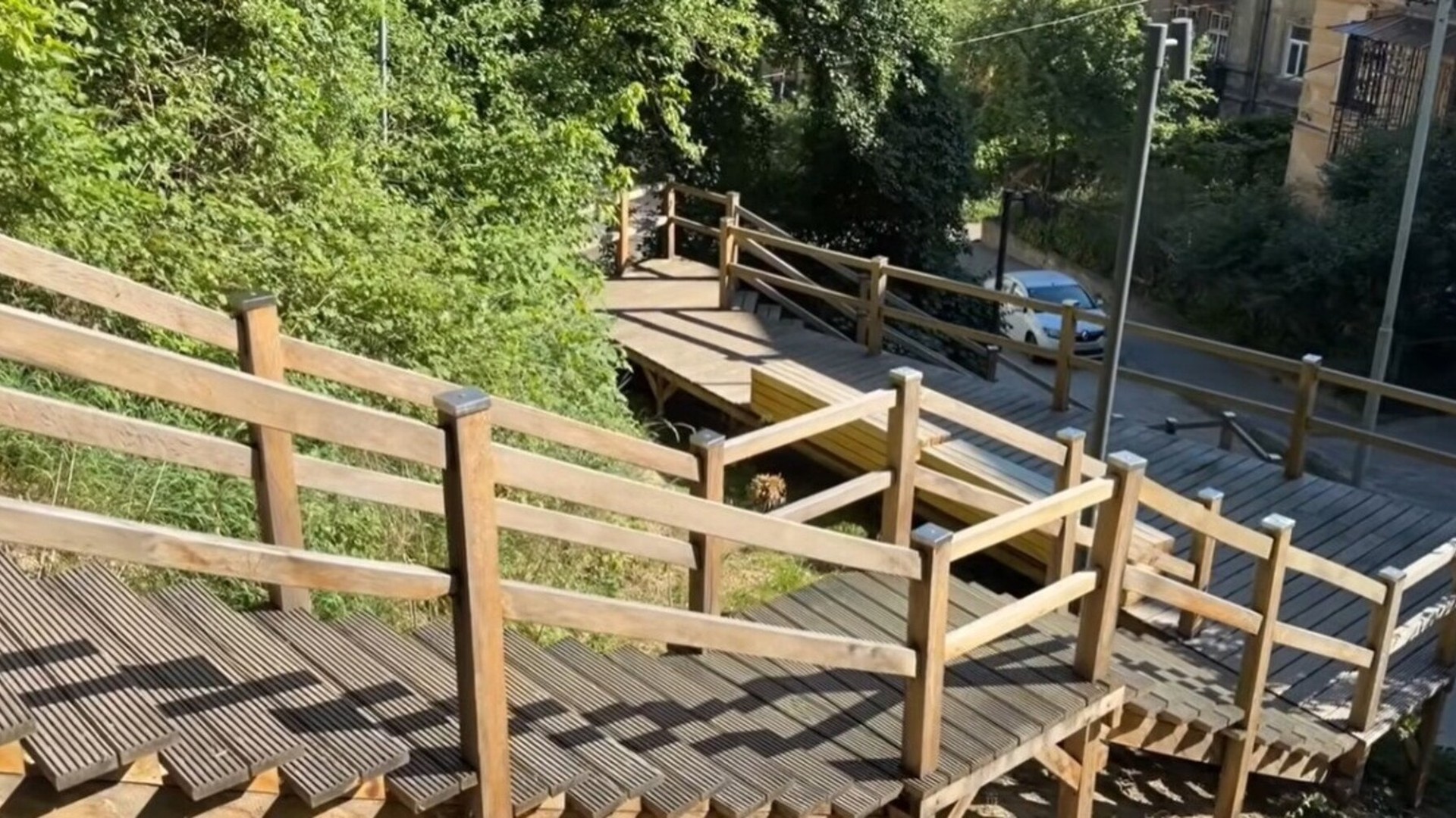Нові дерев'яні сходи у парку «Знесіння» у Львові, що сполучають вулиці Личаківську та Старознесенську, вартістю 1,5 млн грн