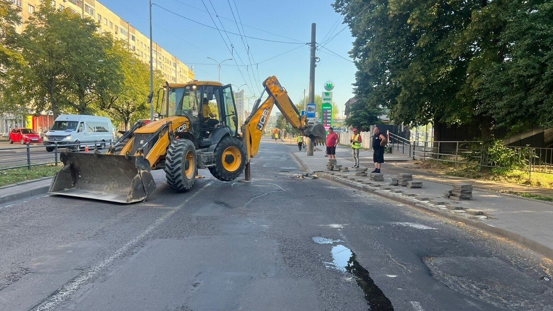 Фрезерування дороги на проспекті Чорновола у Львові між вулицями Хімічною та Липинського перед асфальтуванням у вихідні