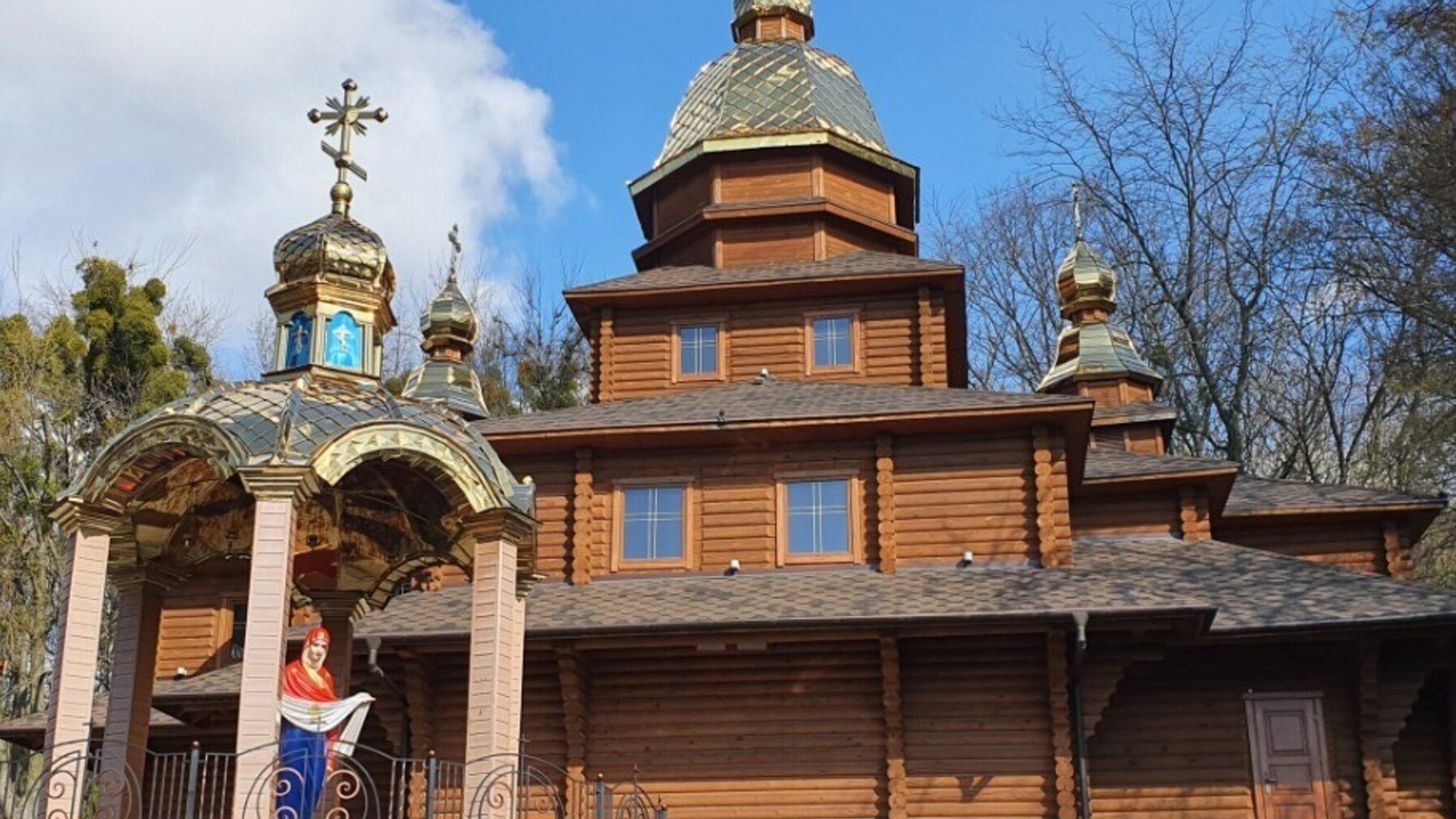 Будівництво тимчасової дзвіниці церкви Пресвятої Богородиці Всецариці ПЦУ на вулиці Пилипа Орлика у Львові з залом для недільної школи