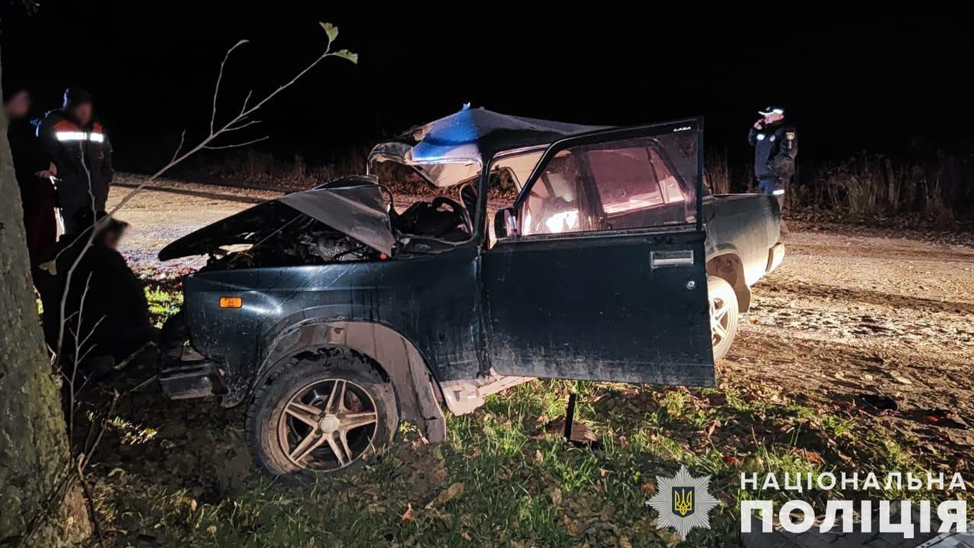 Розбитий автомобіль ВАЗ біля дерева на Львівщині — військового засудили за смертельне п'яне ДТП, загинув 21-річний пасажир