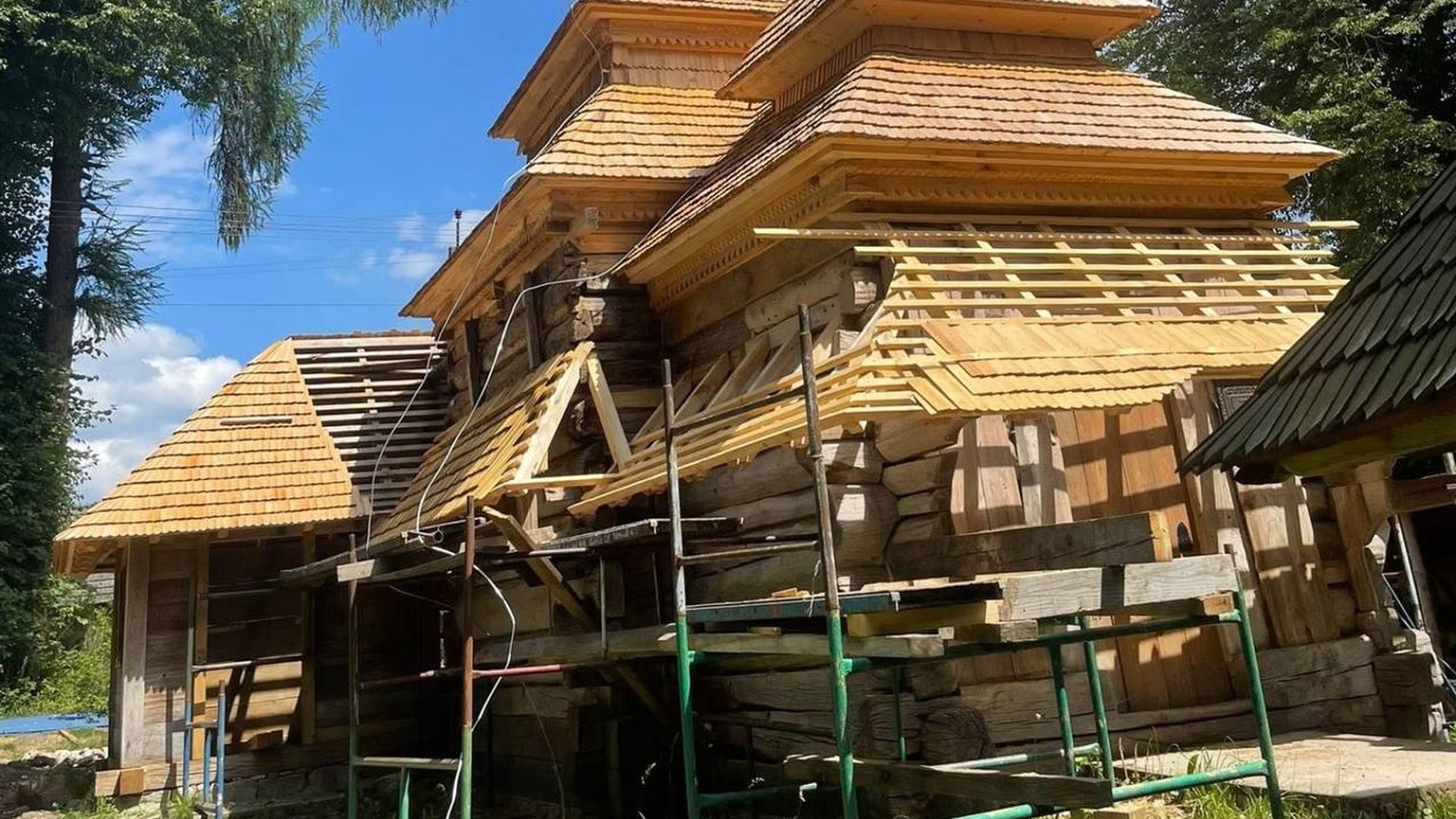 Дерев'яна церква Богоявлення Господнього 1693 року у селі Кугаїв на Львівщині під час реставрації