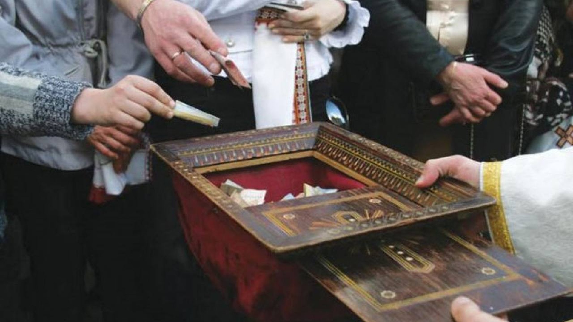 Розбите вікно сільської церкви на Львівщині, де чоловік вкрав скриньки для пожертв із 354 гривнями