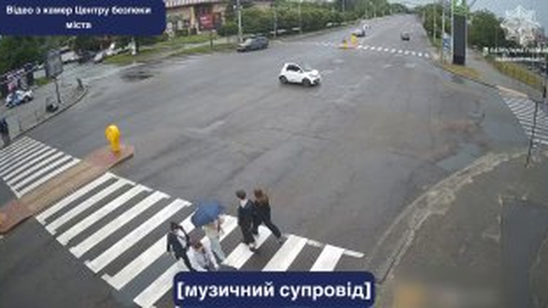 Автомобіль Tesla, який протаранив два авто на вулиці Любінській у Львові, евакуюють на спецмайданчик після втечі водія з місця ДТП