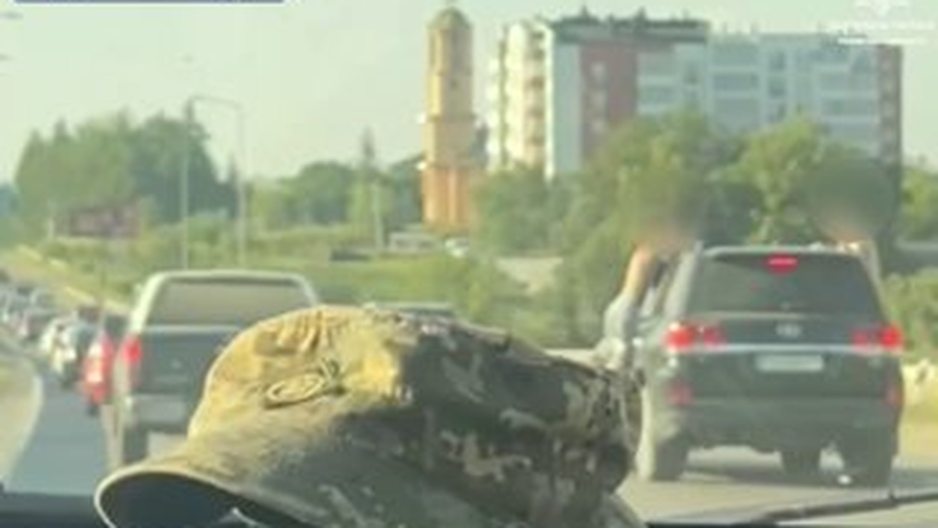 Патрульні Львова зупинили водійку Toyota Land Cruiser на Кульпарківській, яка везла непристебнутих пасажирів зовні авто