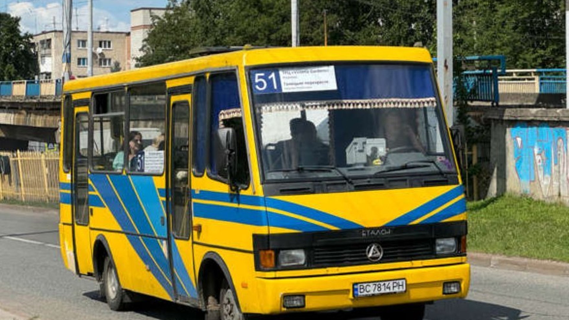 Львівська маршрутка №51 на міській вулиці, громадський транспорт Львова, ілюстративне фото