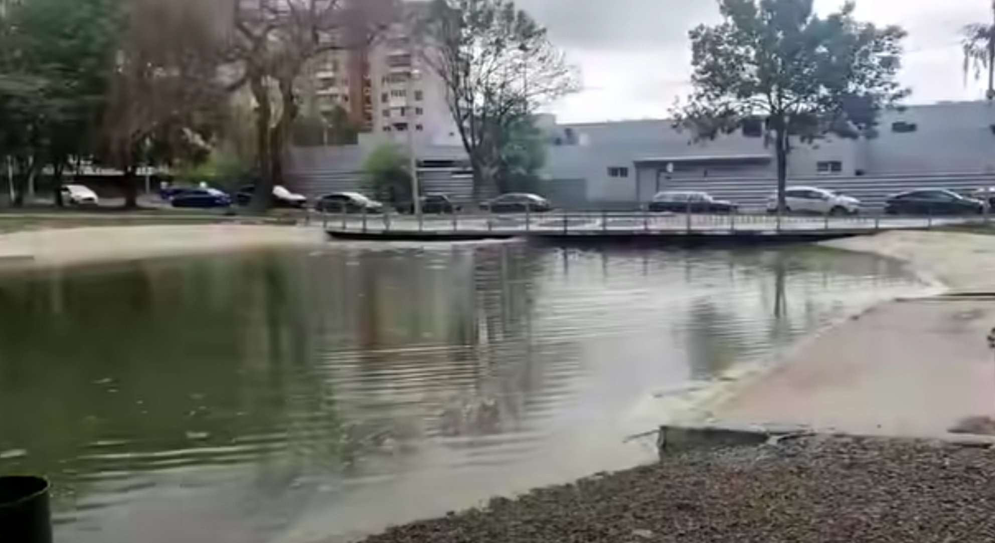 Наповнення водою озера на вулиці Панча у Львові