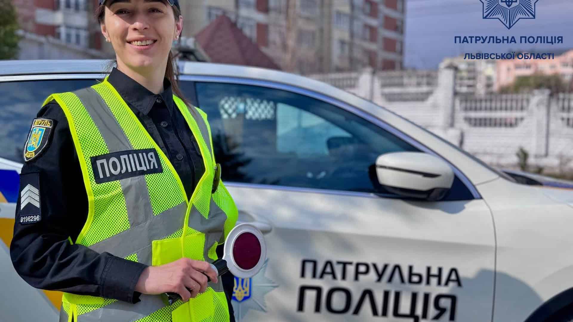 Патрульна поліція Львівщини під час несення служби на вулиці міста, ілюстративне фото до матеріалу про роботу правоохоронців