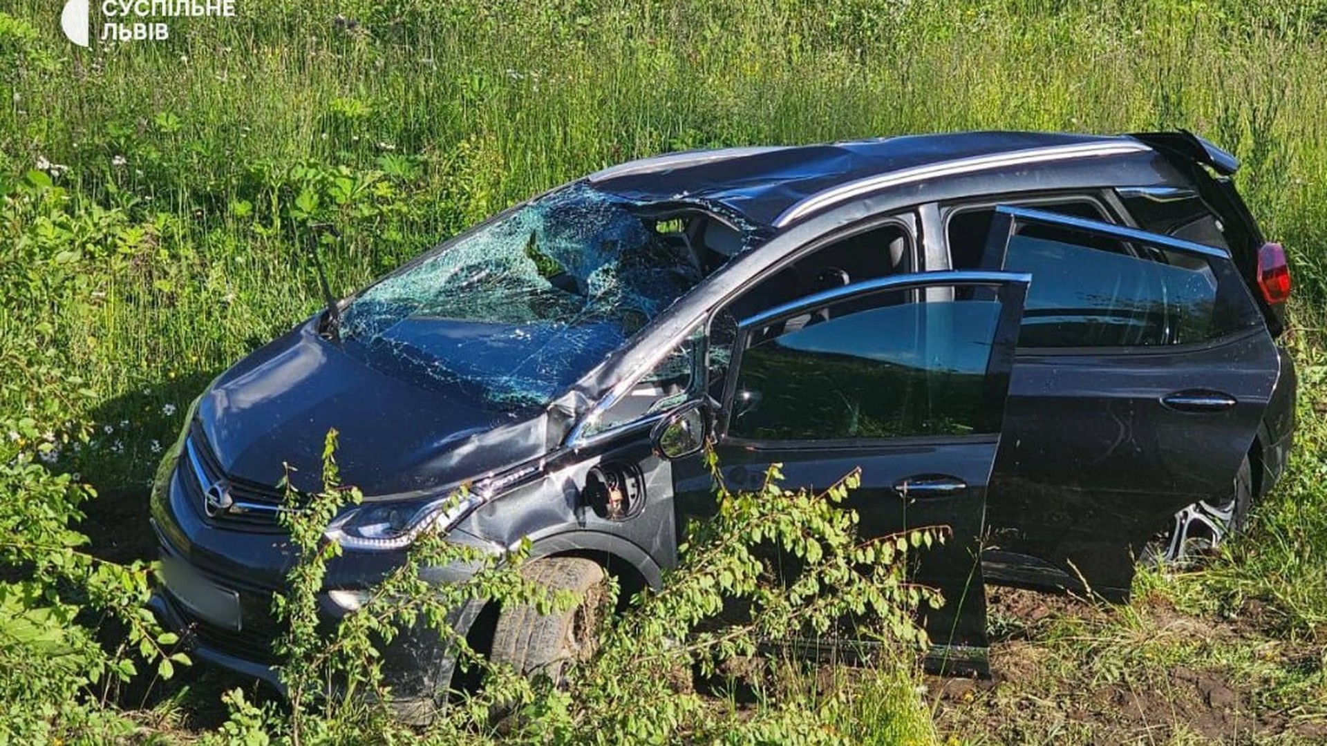 Перекинутий автомобіль у річці біля села Гребенів на Львівщині, де 16 червня загинув 27-річний водій зі Стрия
