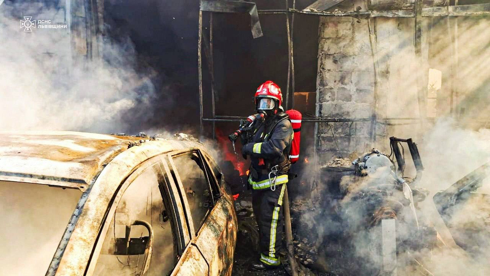 Рятувальники ДСНС Львівщини гасять пожежу у селі Холодновідка Львівського району
