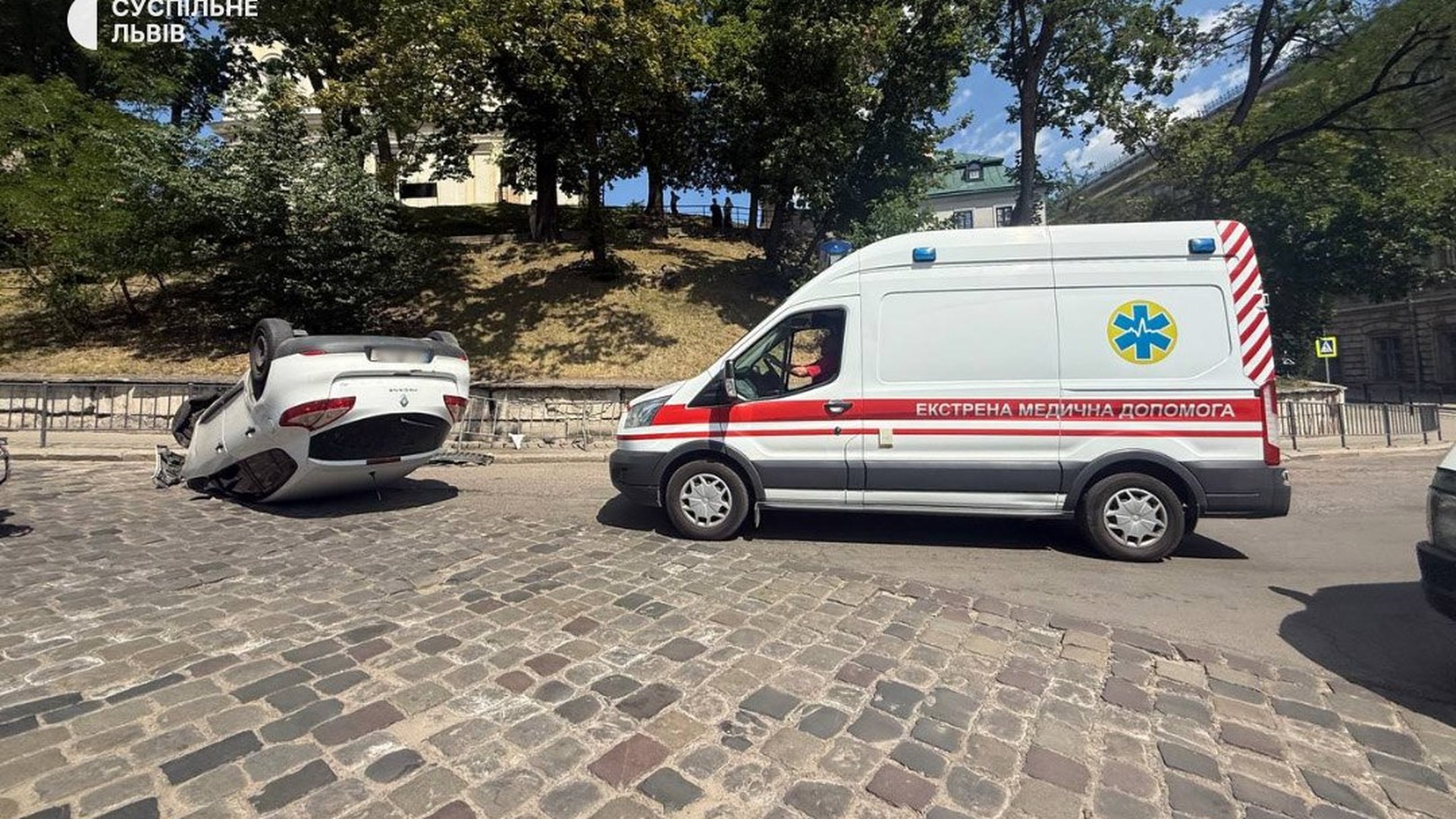Автомобіль перекинувся на дах на вулиці Винниченка у Львові, на місці працюють медики екстреної допомоги
