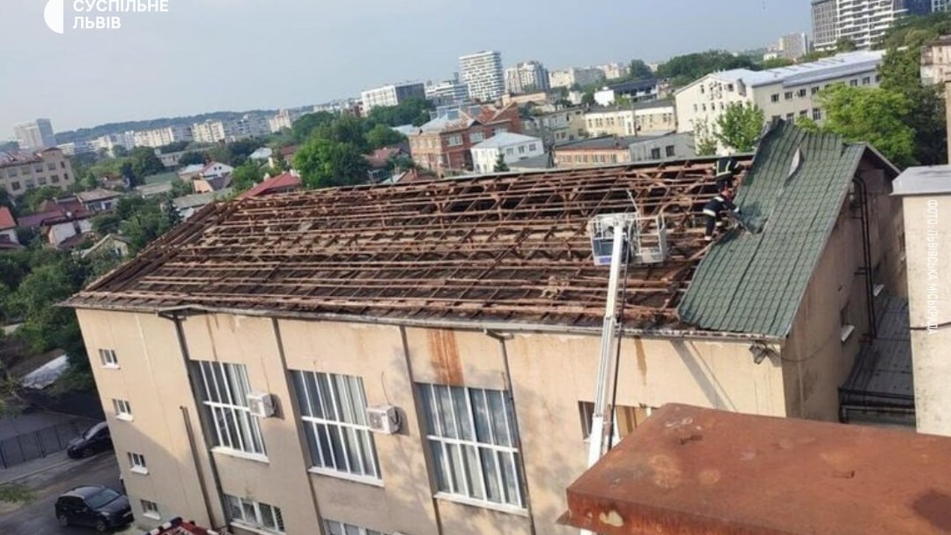 Пошкоджена будівля у Львові після буревію 29 червня — місто виділить 6 мільйонів гривень на відновлення