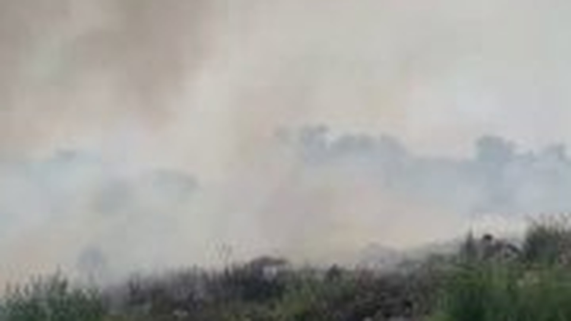 Густий дим від пожежі на колишньому сміттєзвалищі видно на в'їзді до Пустомит на Львівщині