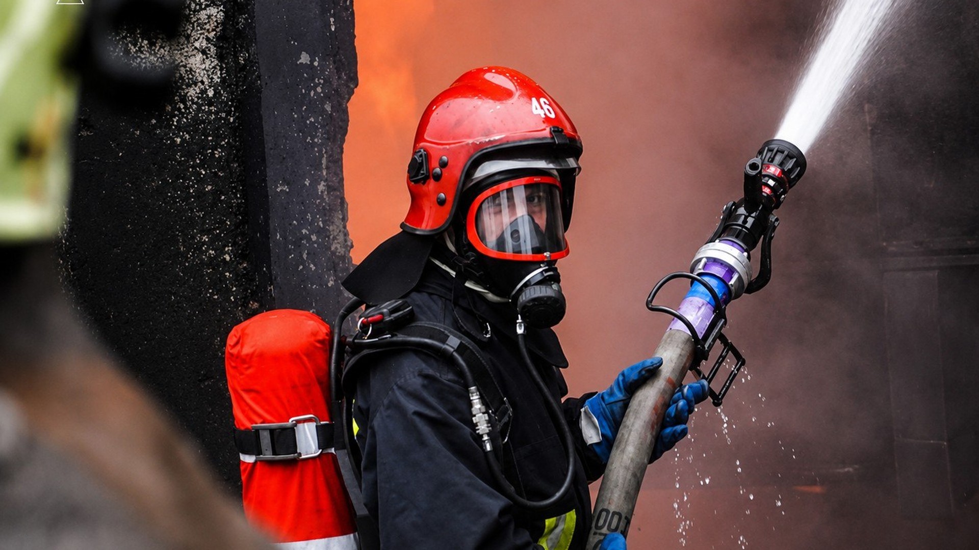 Рятувальники ДСНС Львівщини ліквідують пожежу в житловому будинку, де за добу загинули троє людей