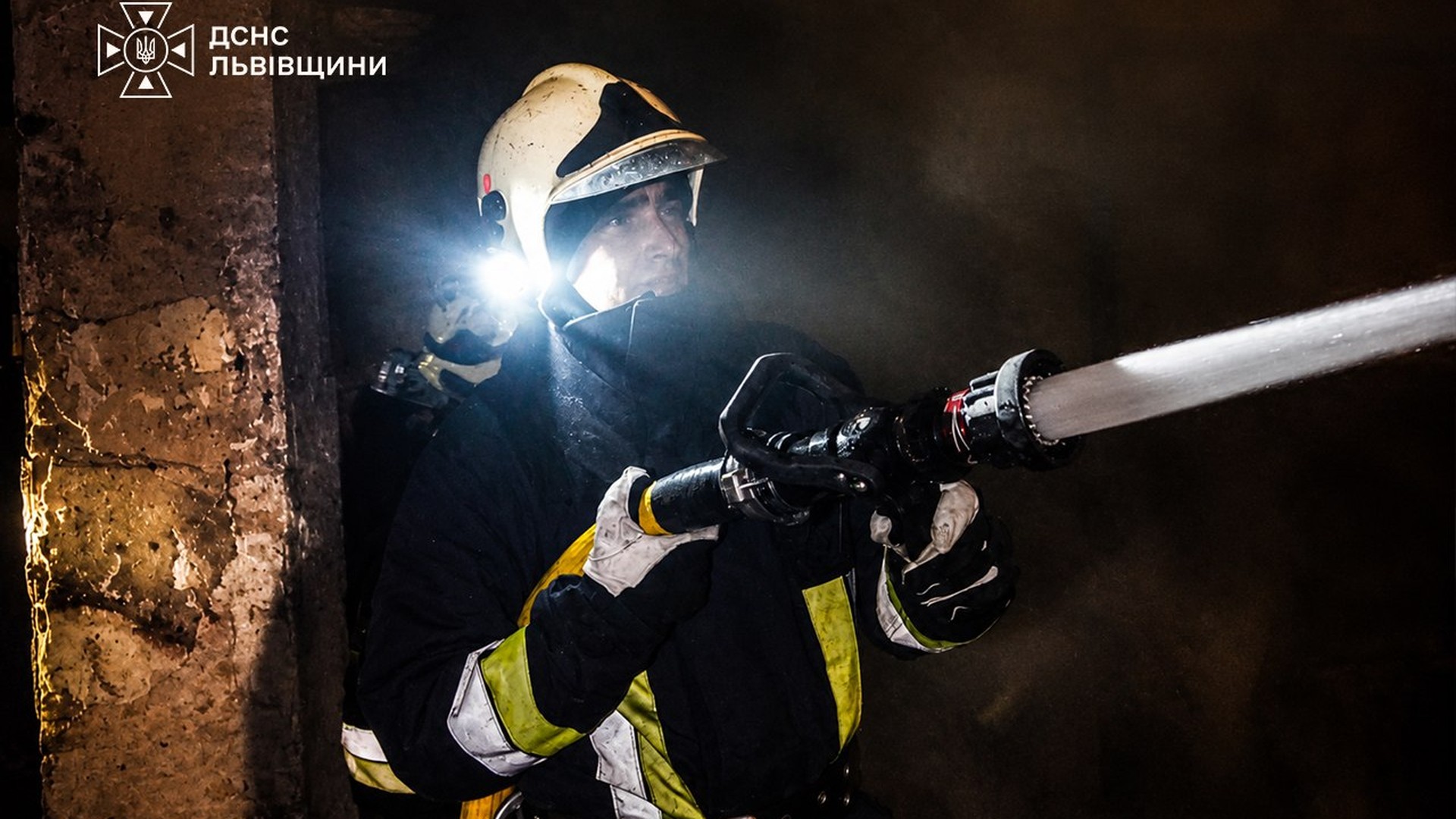 Вогнеборці ДСНС Львівщини ліквідують пожежу в житловому будинку, де загинула жінка 1957 року народження, 26 липня 2026 року