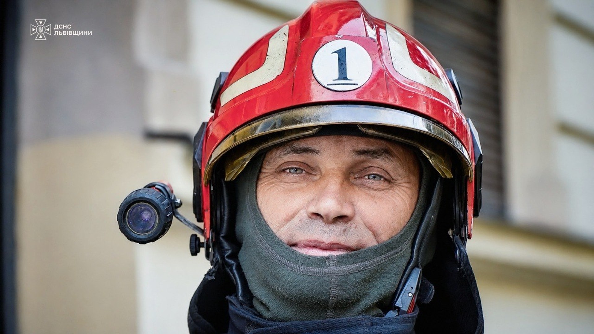 Рятувальники ДСНС Львівщини гасять пожежу — за добу ліквідовано 7 пожеж, врятовано 5 будівель і комбайн