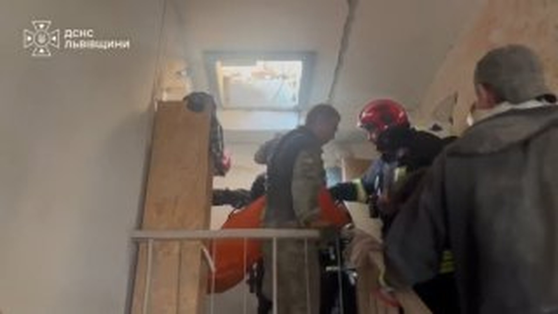 Рятувальники ДСНС евакуюють мешканців із завалів зруйнованої багатоповерхівки у Львові після ракетного удару