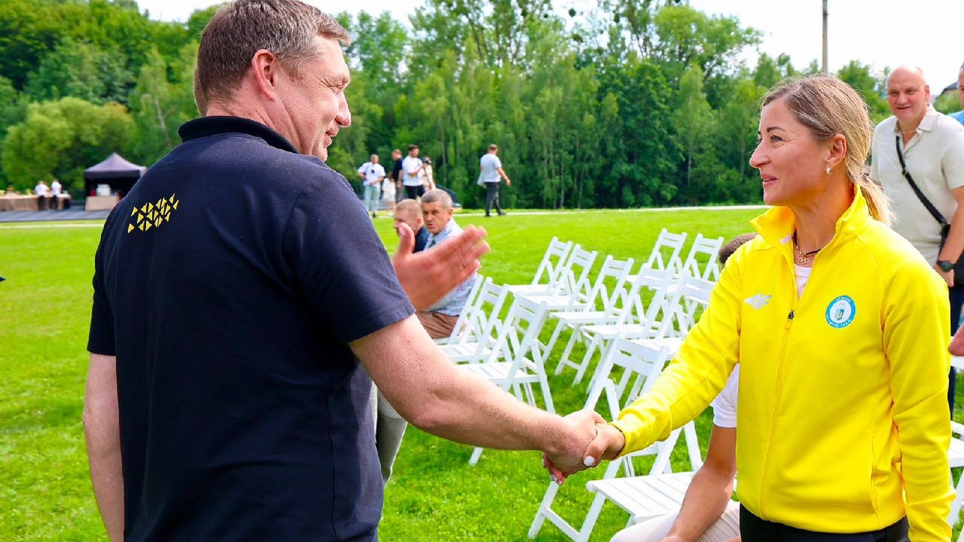 Віта Семеренко та представники Львівської ОВА передають два дрони DJI Mavic 3T воїнам під час відкриття веслувальної бази