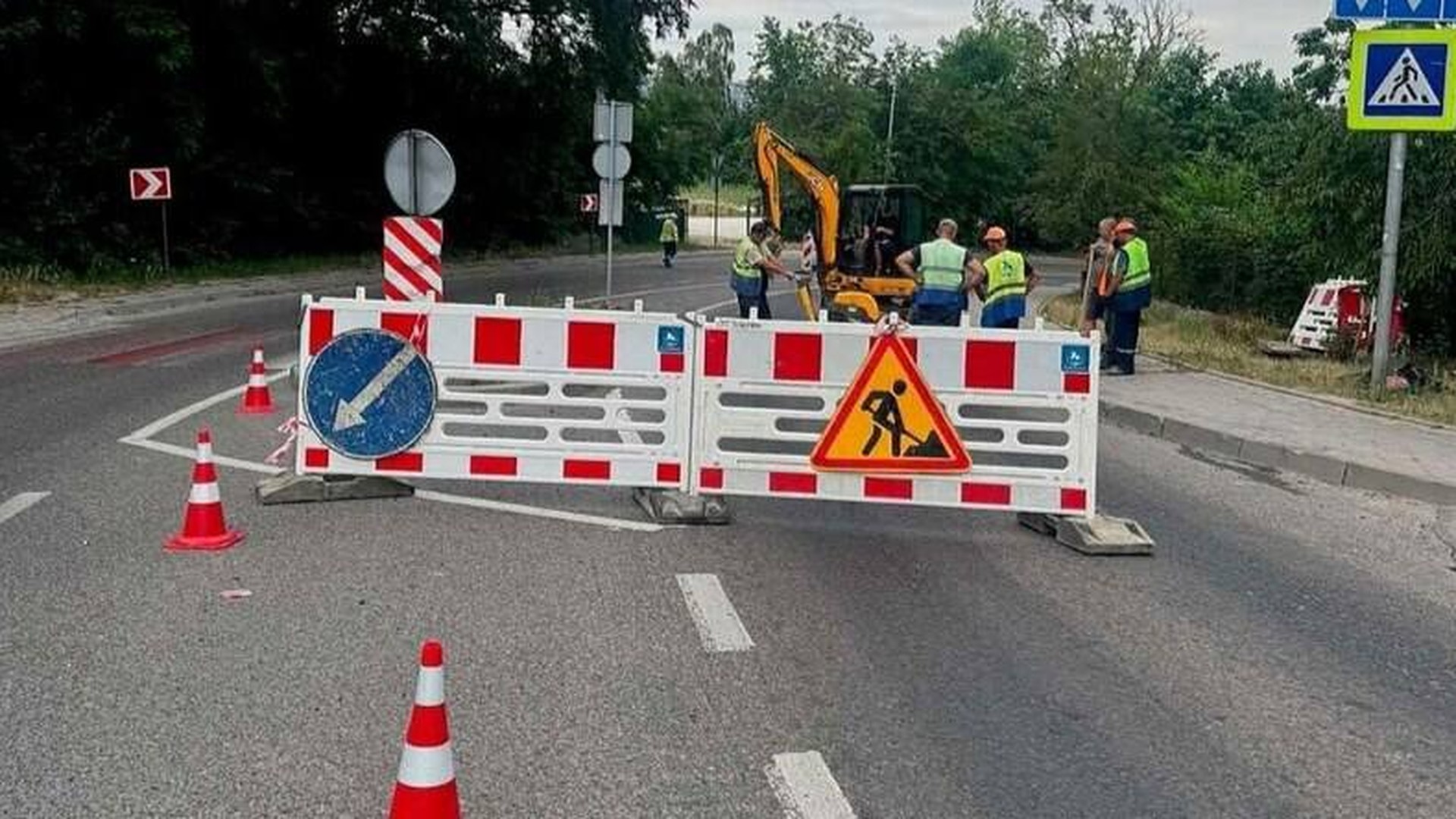 Аварійні роботи на каналізаційному колекторі на вулиці Богданівській у Львові, перекрито смугу руху до 23:00