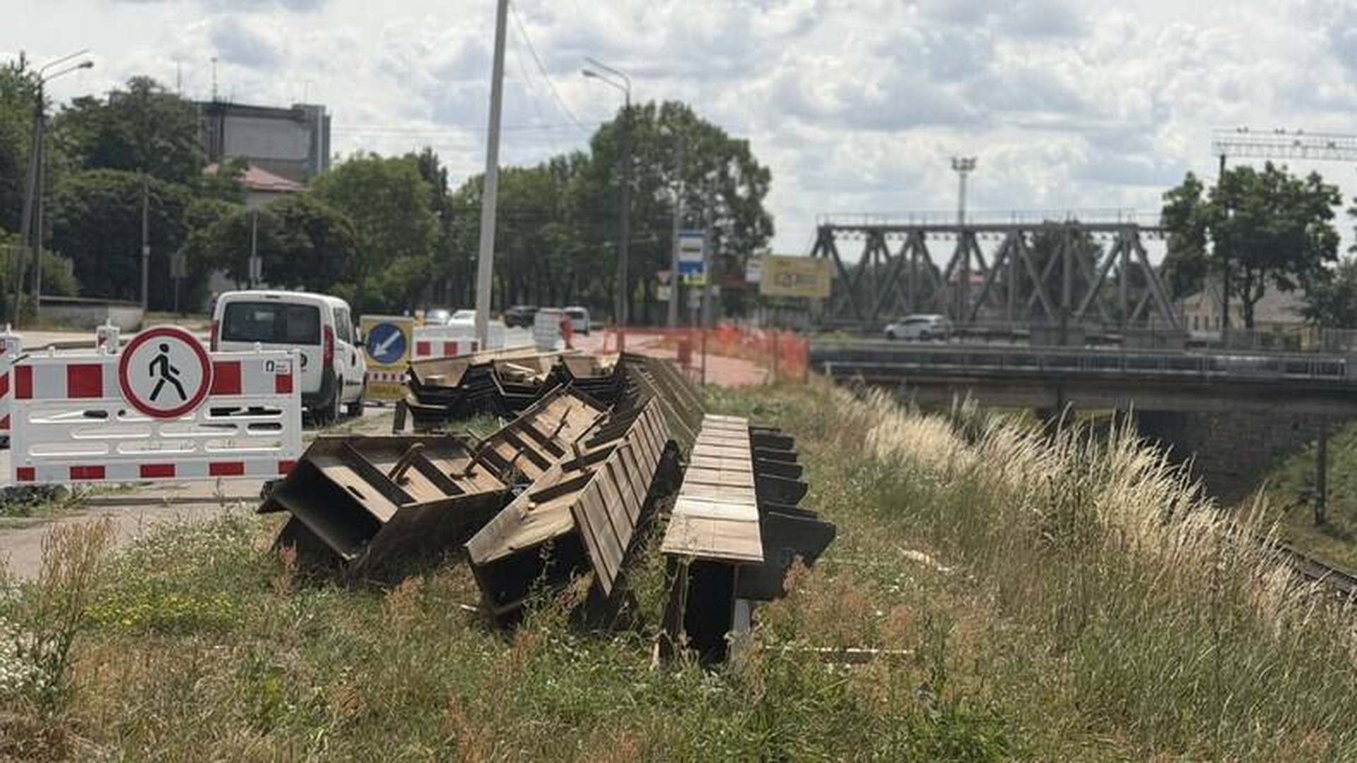 Будівництво шляхопроводу на Рясне у Львові: роботи з боку вулиці Ковча, перекрита права смуга руху