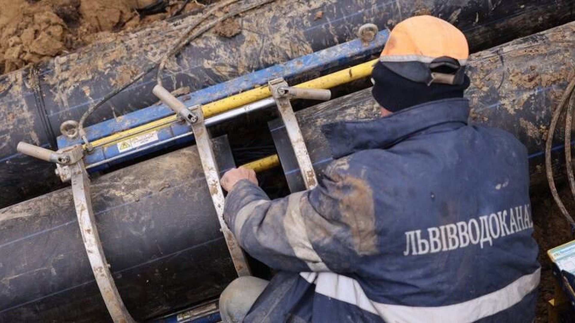 Комунальники модернізують водопровідну мережу на вул. Млиновій у Шевченківському районі Львова: відключення з 10:00 до 20:00