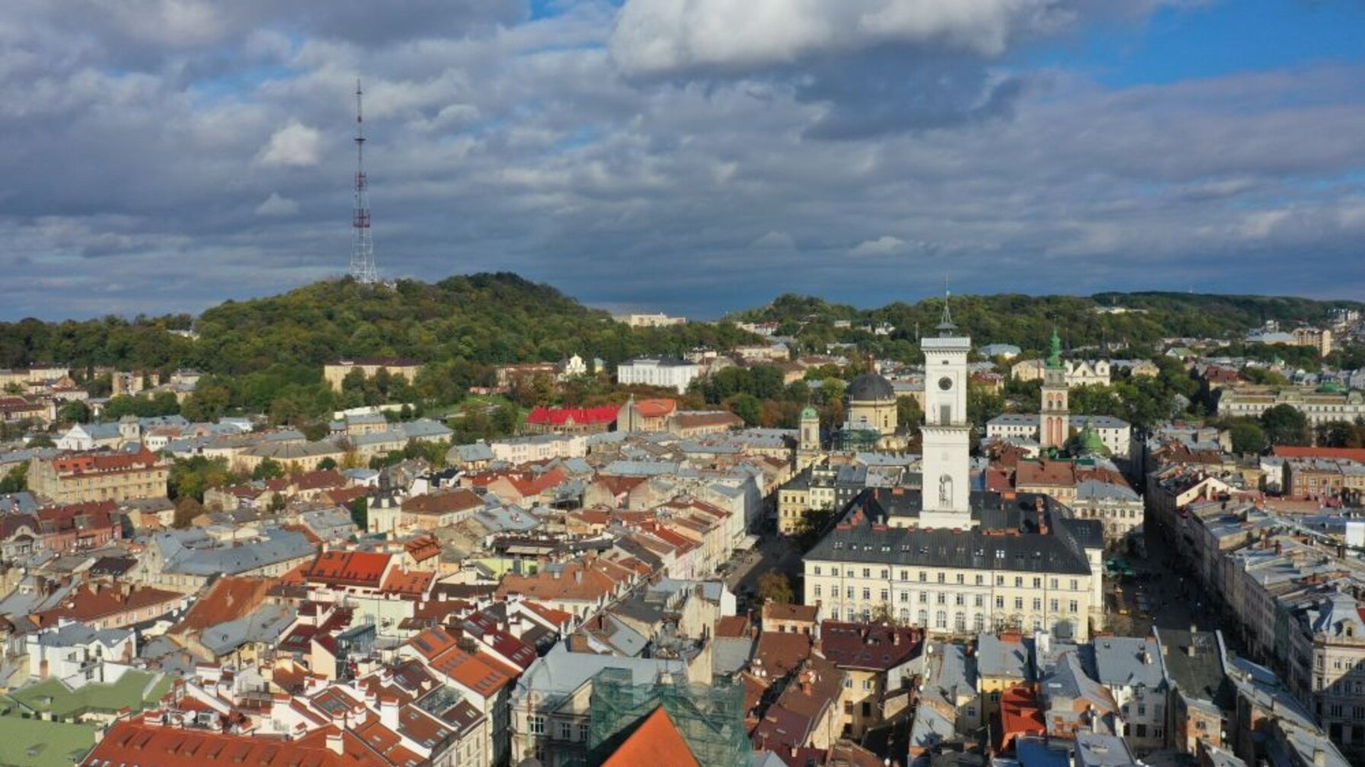 Будівля Львівської міської ради — до міського бюджету за пів року надійшло понад 500 млн грн від оренди землі