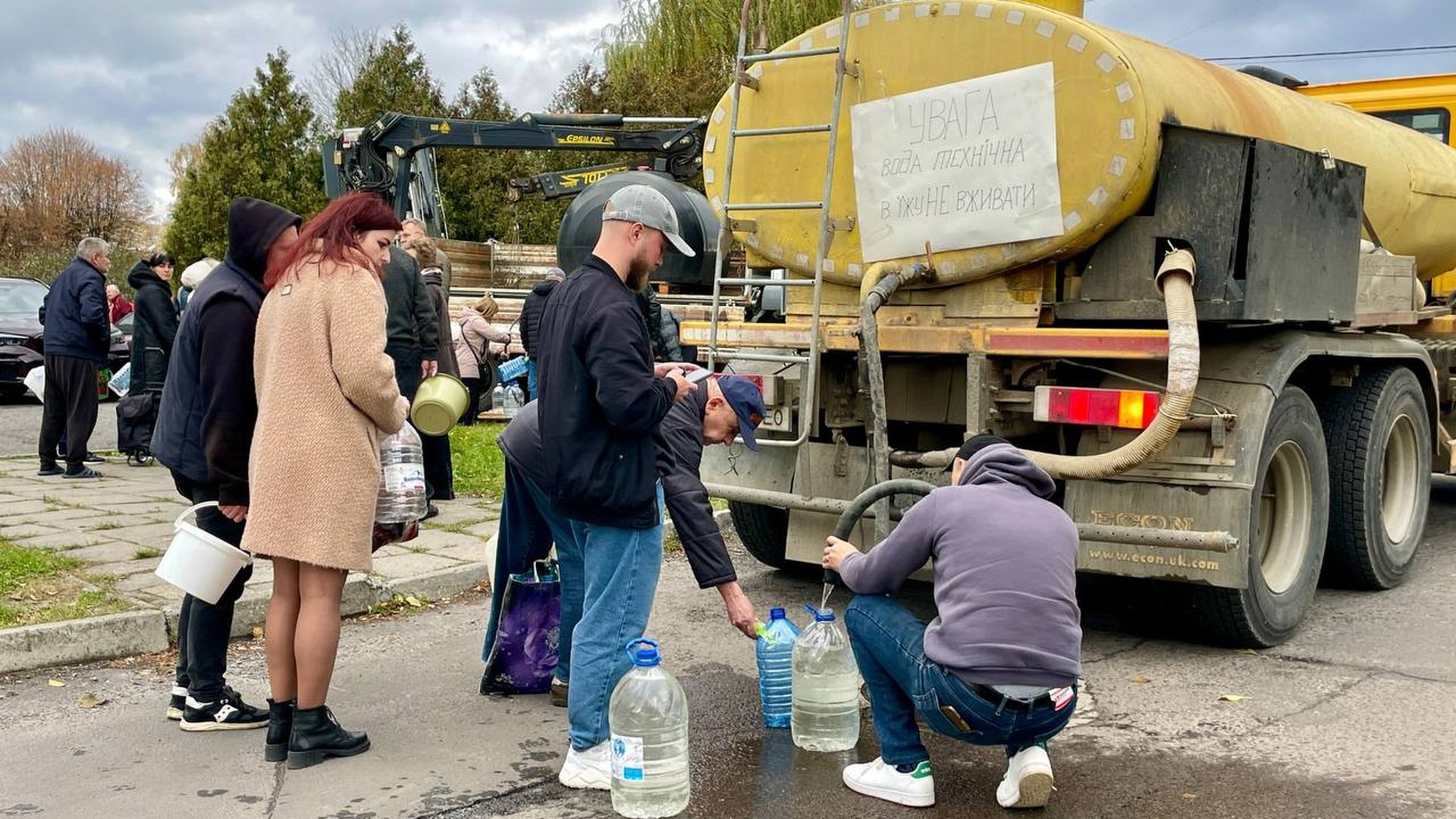 Комунальники перемикають новозбудований водогін на вулиці Зеленій у Львові — десятки вулиць без води з 09:00 до 20:00