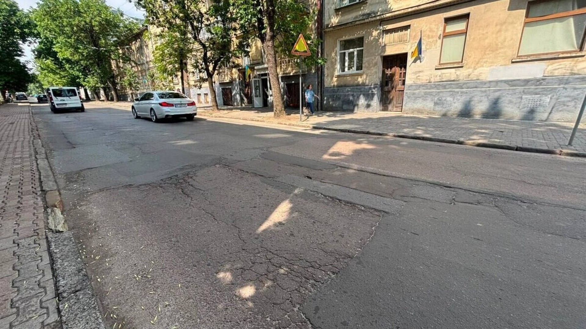 Дорожні роботи на вулиці Героїв УПА у Львові: укладання асфальту та заміна бордюрів на другій ділянці