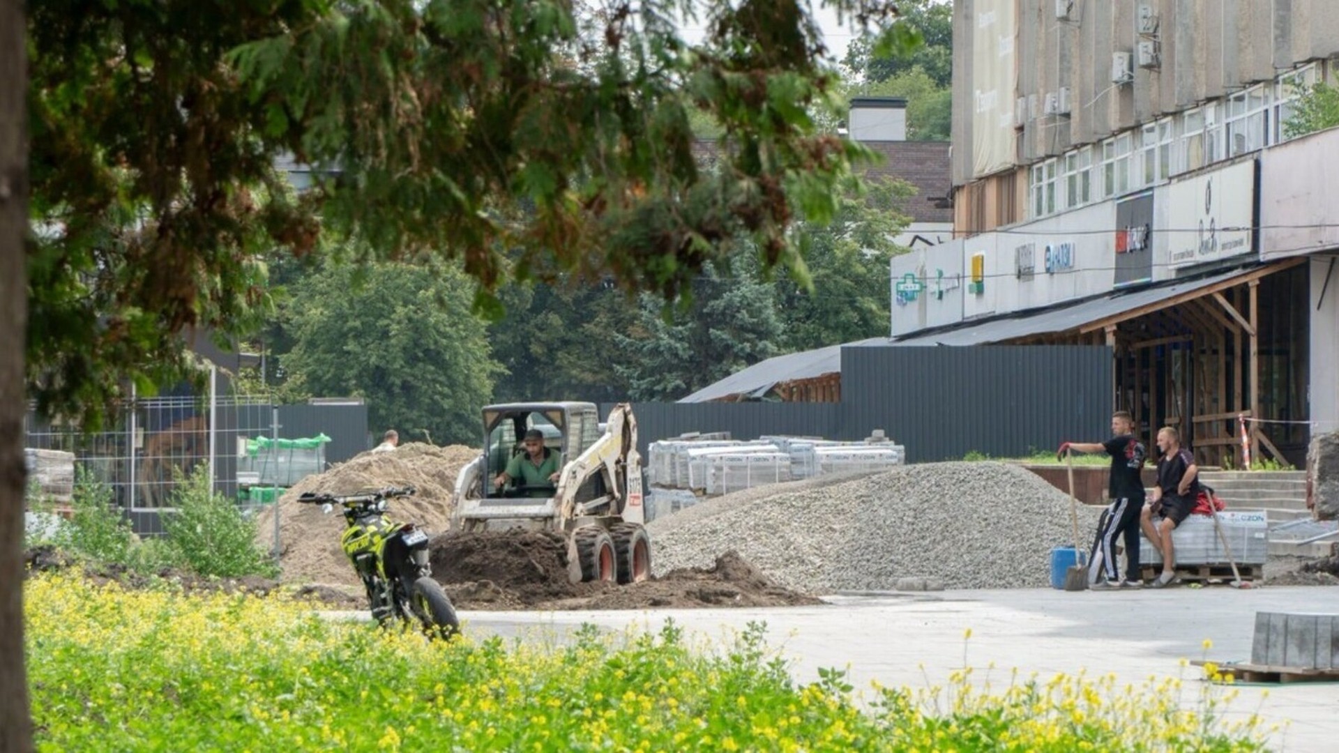 Реконструкція пішохідного бульвару на проспекті Чорновола у Львові: укладання нових доріжок і тротуарів на ділянці від Липинського до Варшавської
