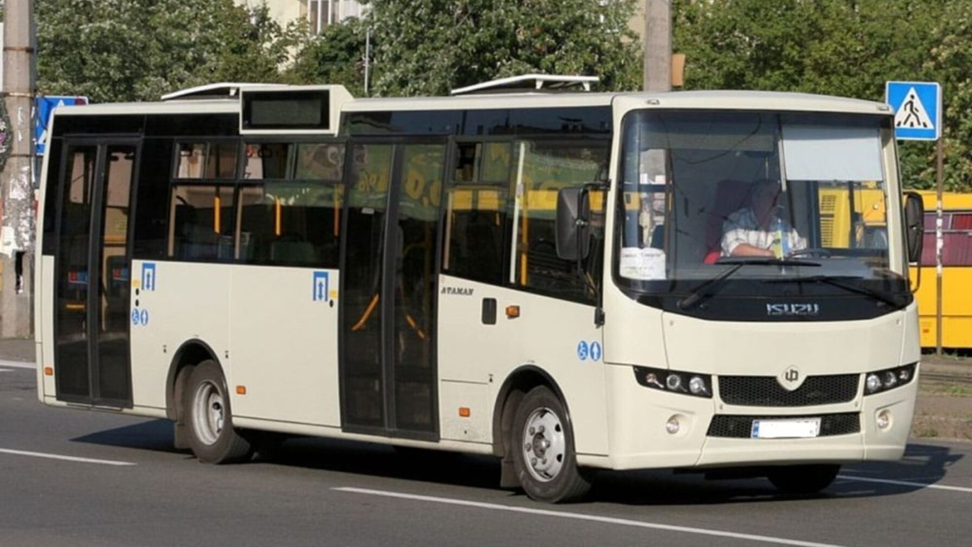 Автобус на міському маршруті у Львові — місто шукає перевізників для семи маршрутів, три з яких нові