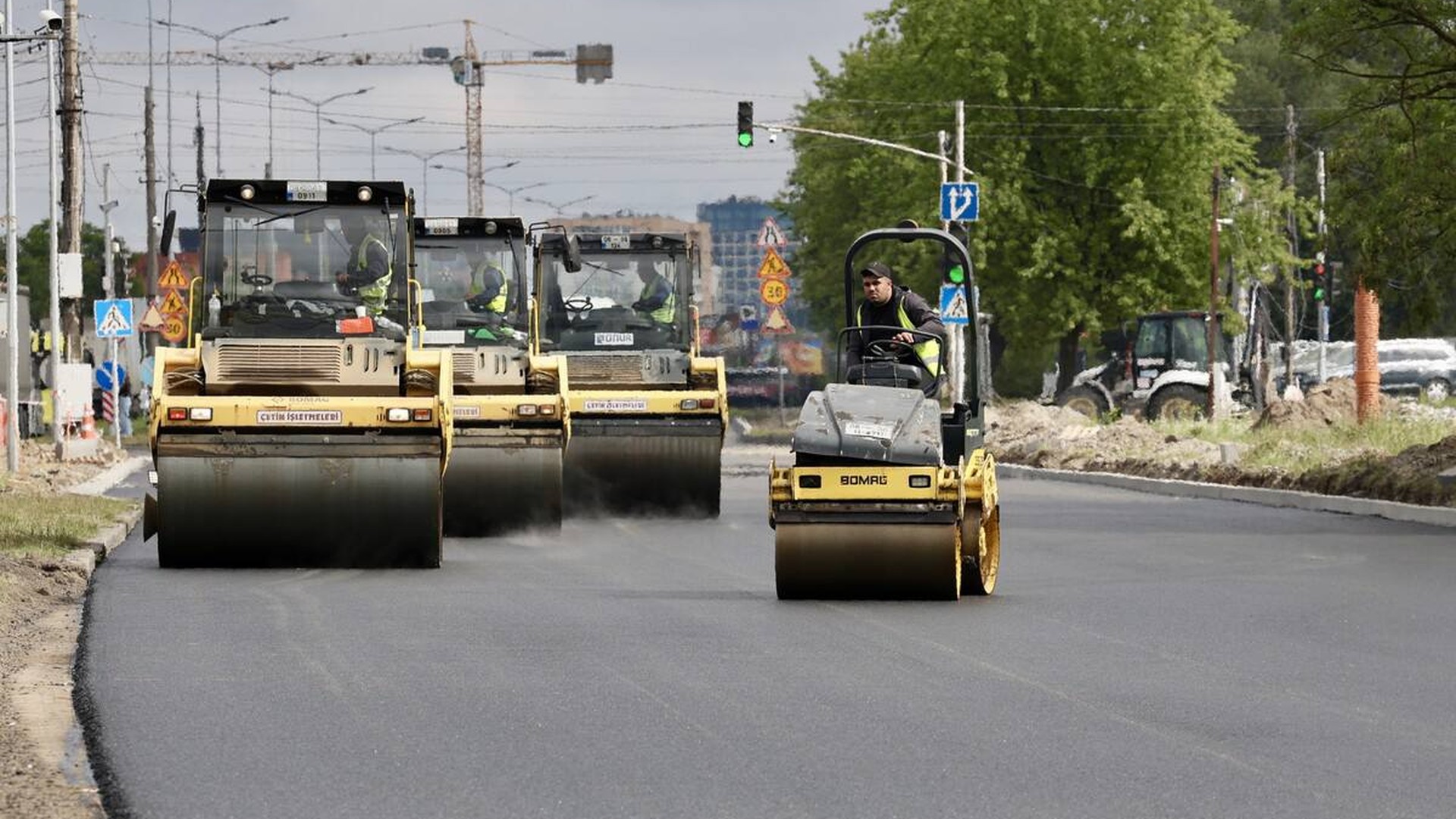 Укладання верхнього шару асфальту на вул. Стрийській у Львові на відрізку від межі міста до вул. Вернадського