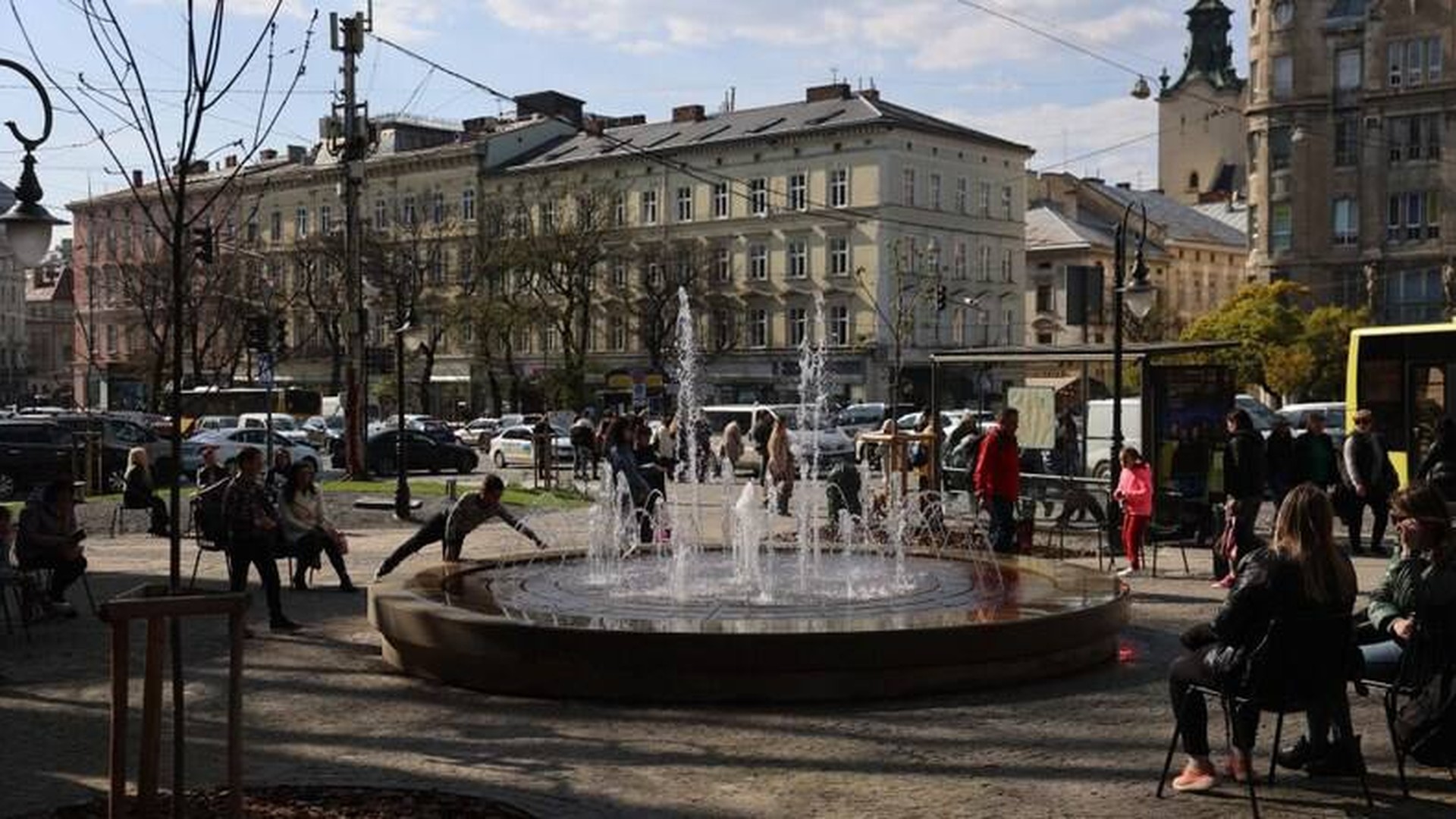 Фонтан «Да Вінчі» на площі Галицькій у Львові, де демонтують елементи для нанесення гравіювання на честь Героя України