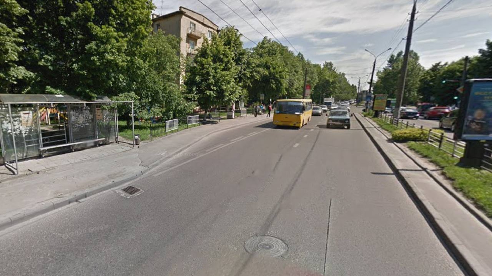 Зупинка громадського транспорту Хімічна на проспекті Чорновола у Львові, де ліквідують заїзні кишені через виділену смугу