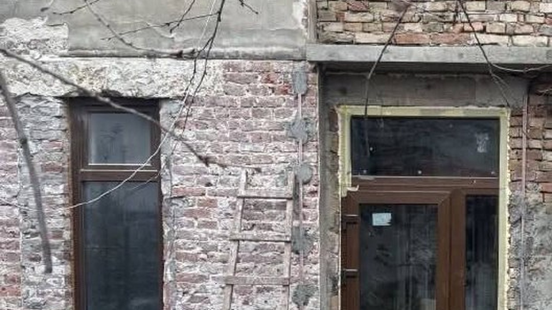 Будинок-пам'ятка на вулиці Кармалюка 9 у Львові, де власниця самовільно звела прибудову-вхід у внутрішньому дворі