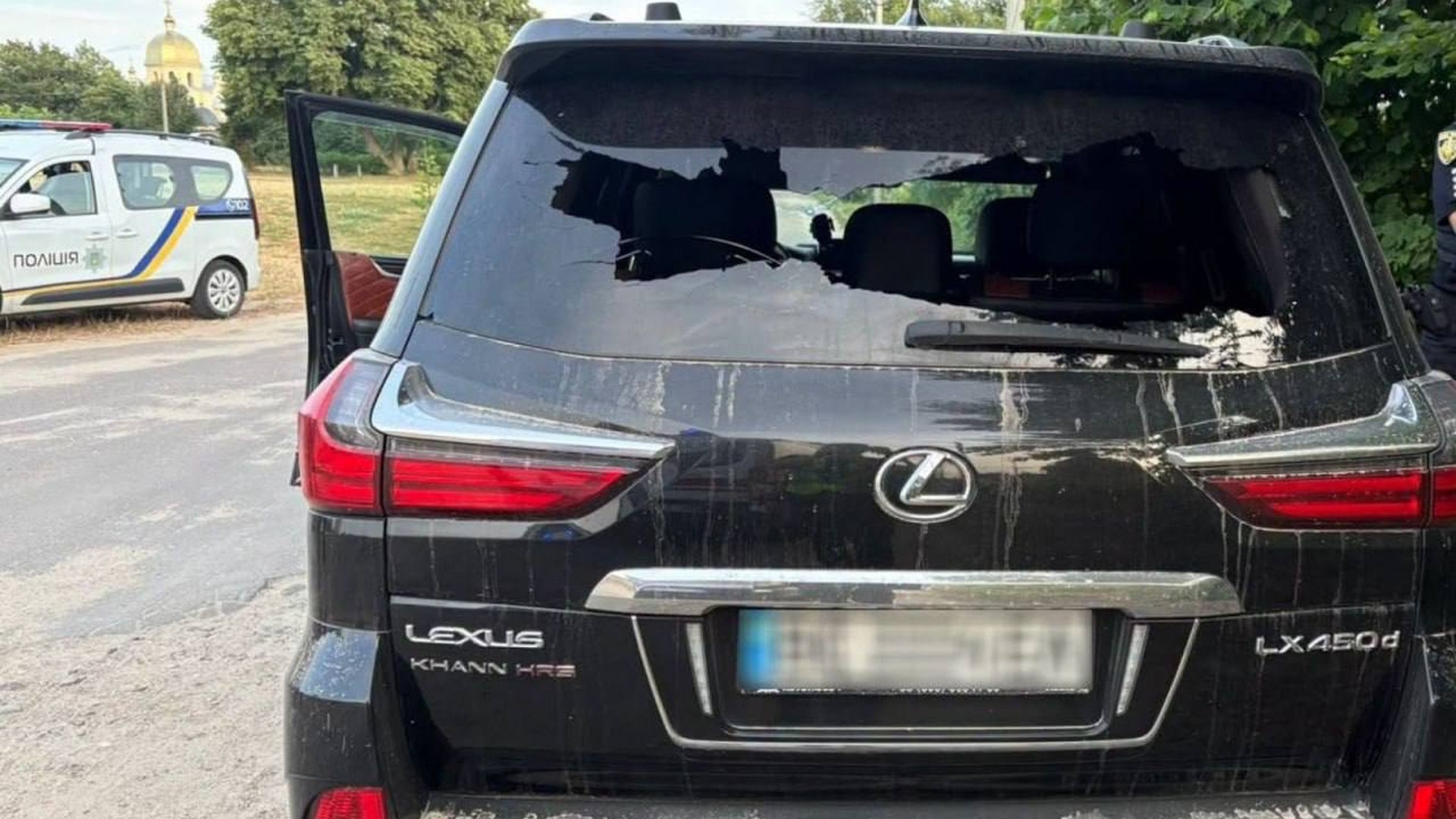 Поліцейські на місці стрілянини на Яворівщині, де 32-річний обстріляв Lexus з автомата і поранив 44-річного водія